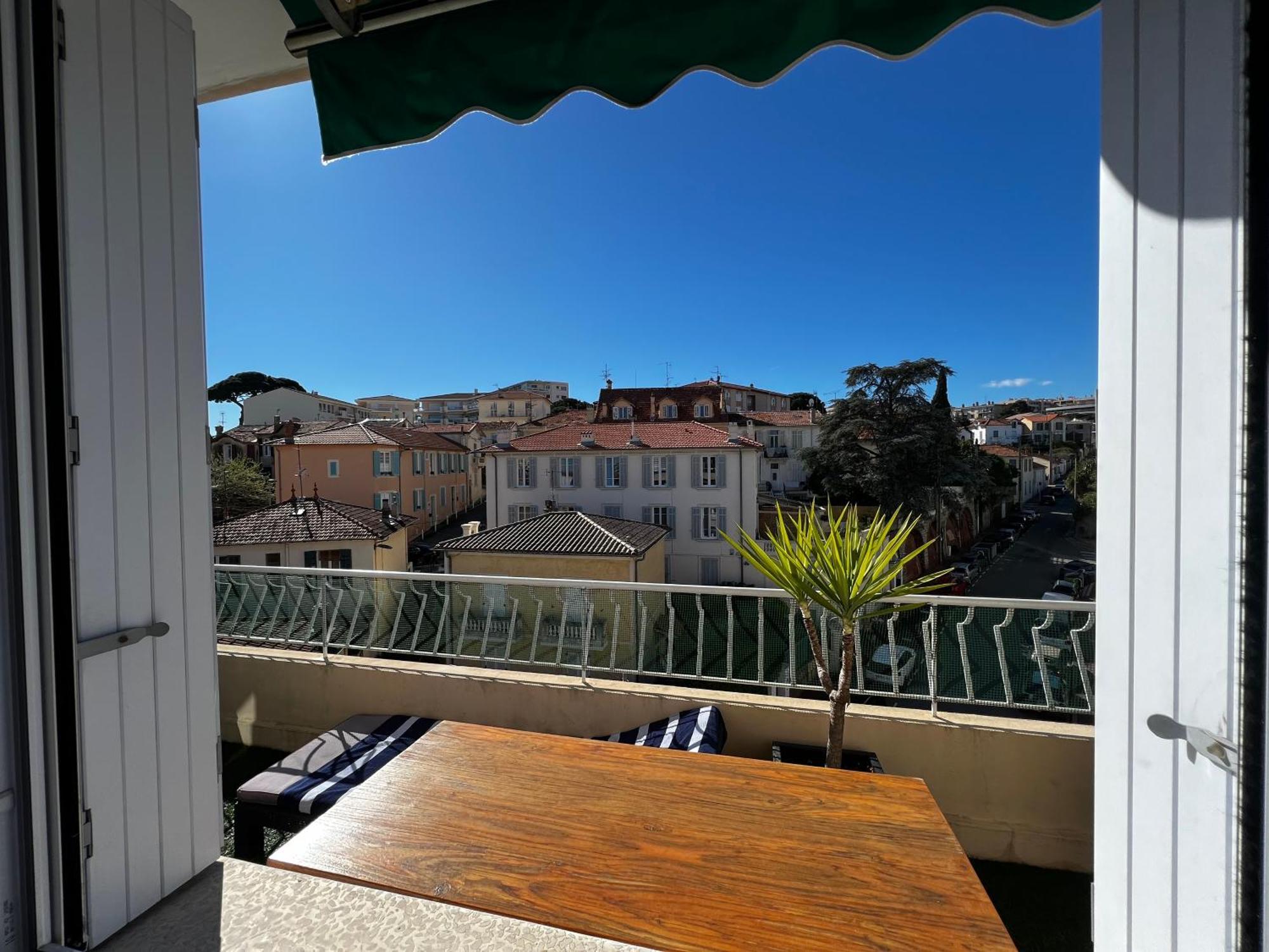 Appartement T2 Proche Centre Et Palais Avec Terrasse !